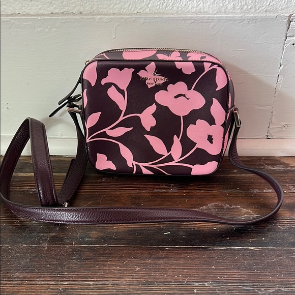 kate spade Handbags - Kate Spade New York Newbury Garden Vine Pink Cammie Crossover Bag